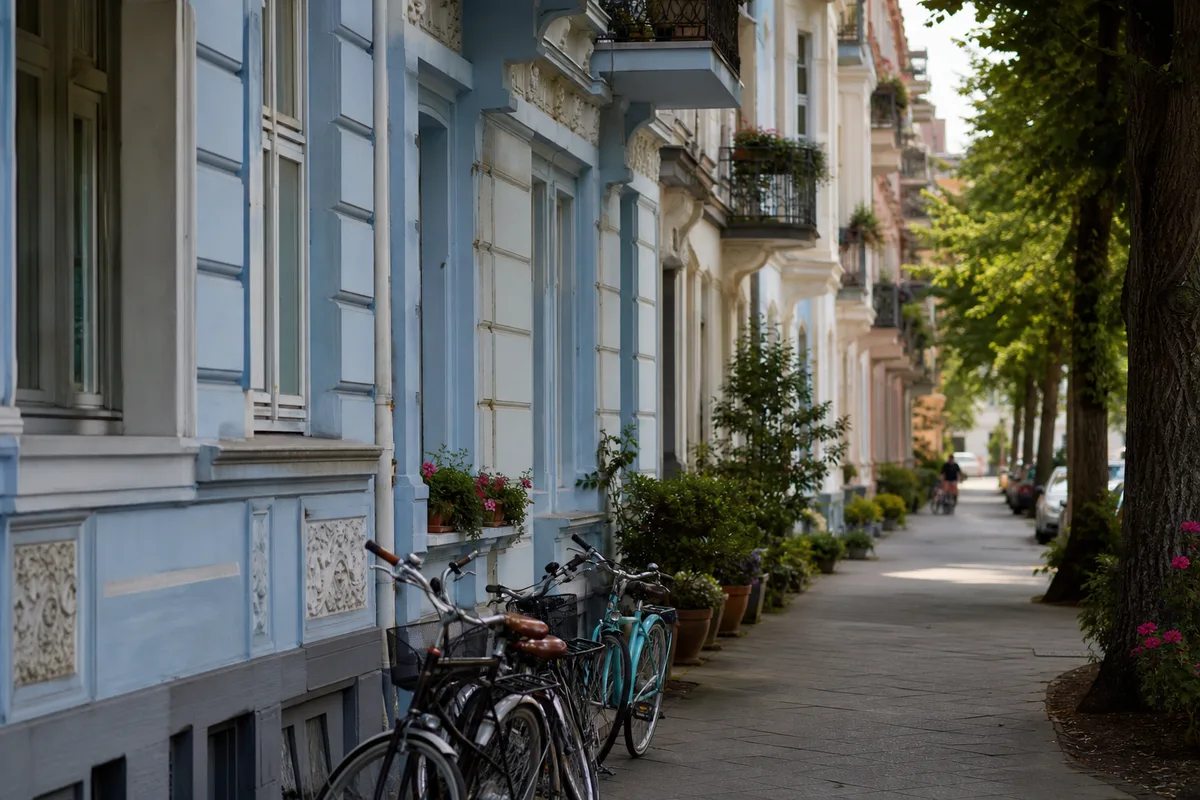 Une rue résidentielle allemande bordée d&rsquo;immeubles anciens à balcons, vélos garés le long du trottoir
